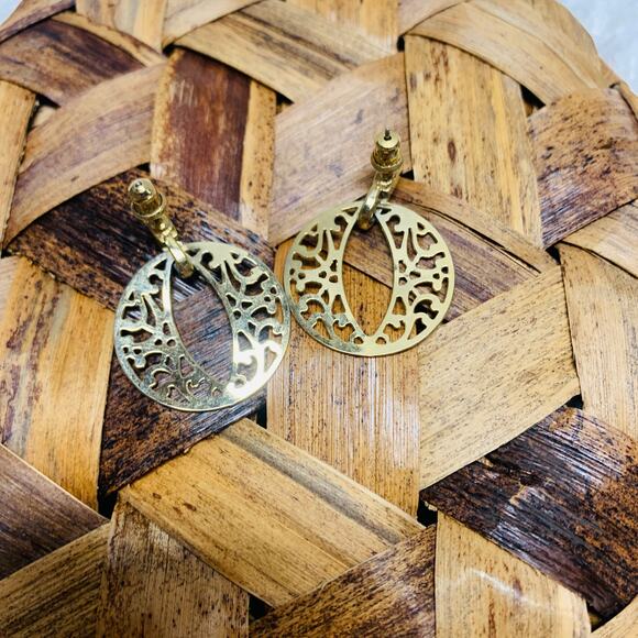 Gold Door Knocker Hoop Filigree Earrings 1 3/8" drop x 1" - Picture 1 of 4